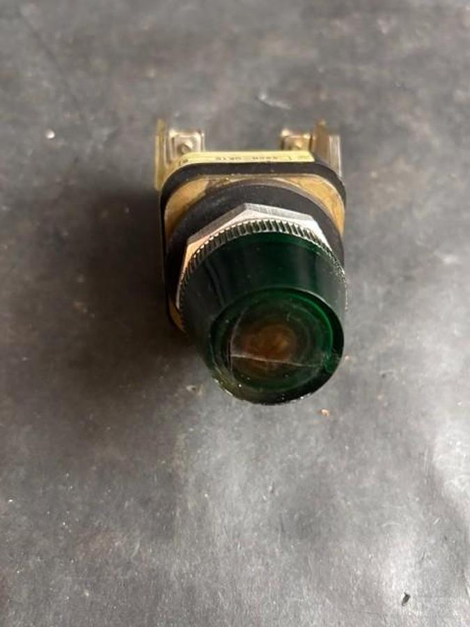 Used ALLEN BRADLEY 800H-QK10 SERIES B GREEN PILOT LIGHT ($15 OBO)