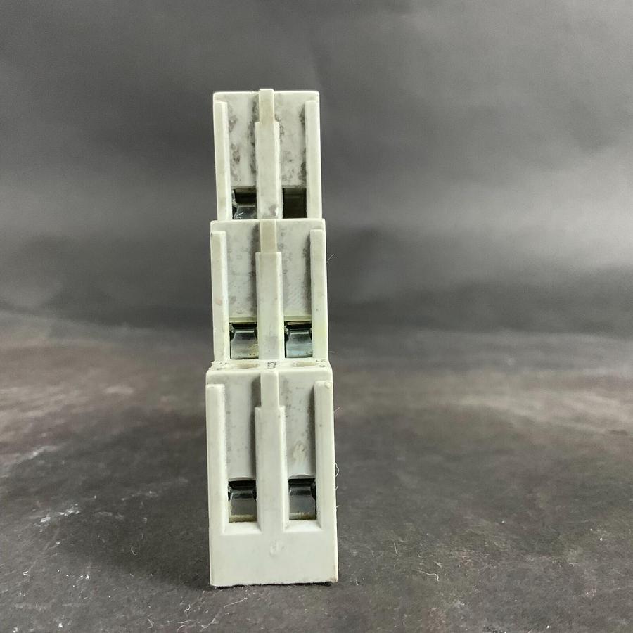Used ALLEN BRADLEY 700-HN22 SCREW TERMINAL SOCKET ($10 OBO)