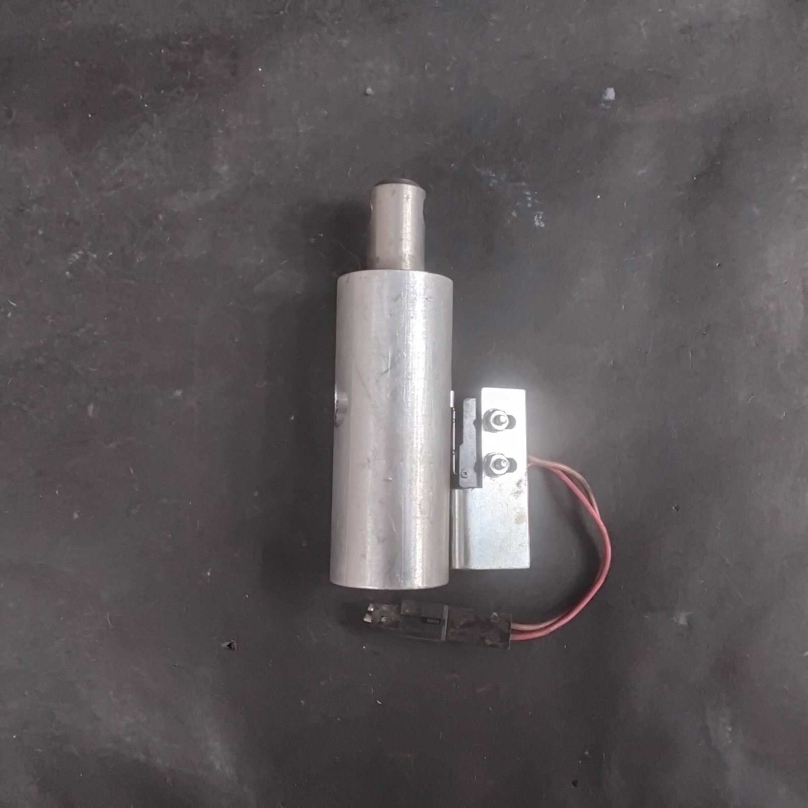 Used PNEUMATIC CYLINDER W/ SS-5GL2 LIMIT SWITCH ($15 OBO)
