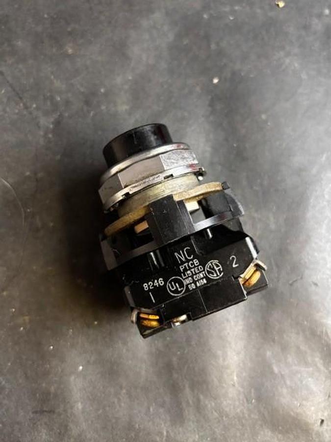 Used MICROSWITCH PTCB BLACK PUSHBUTTON SWITCH ($13 OBO)