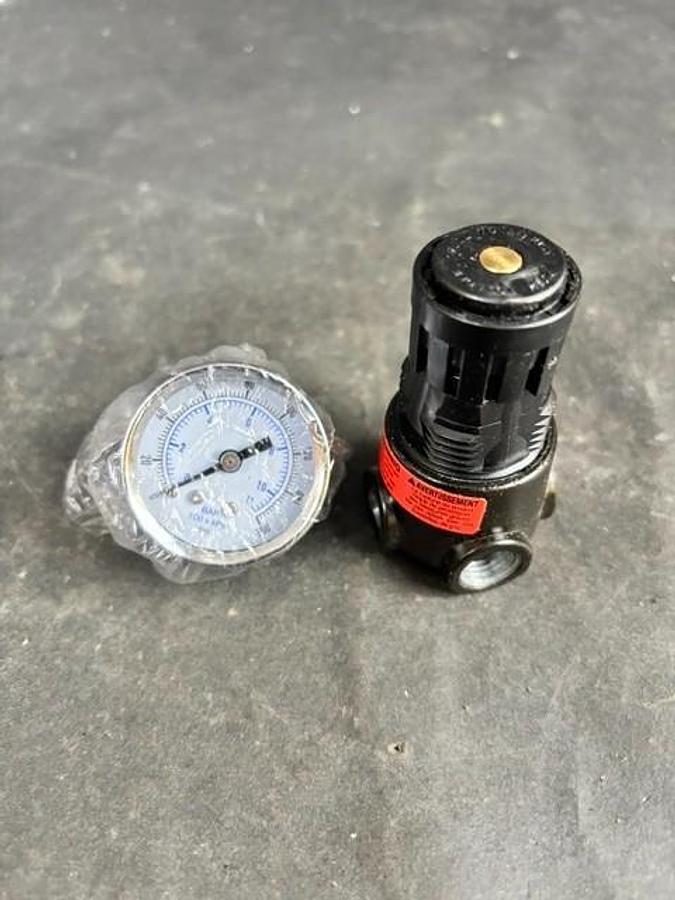 Used WILKERSON R03-02-G00 PNEUMATIC REGULATOR