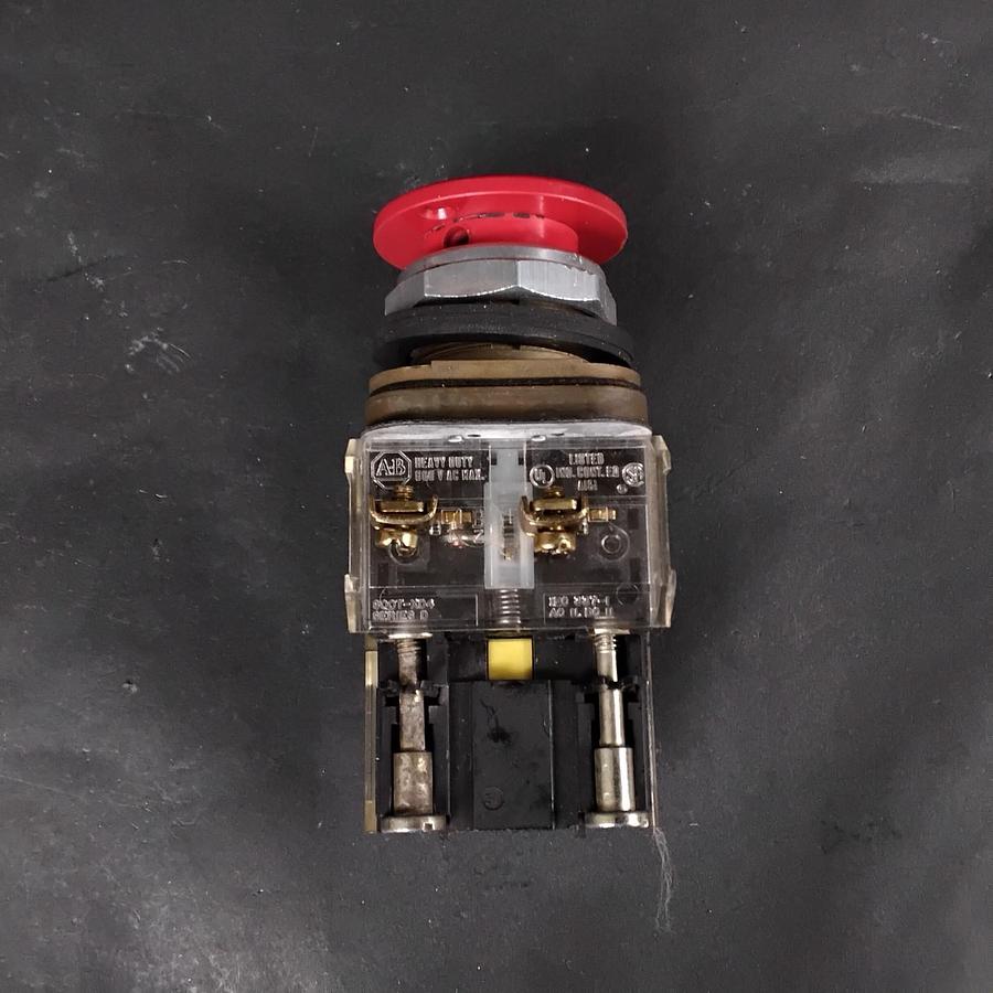 Used ALLEN BRADLEY 800T-XD4 CONTACT BLOCK/PUSHBUTTON ($25 OBO)