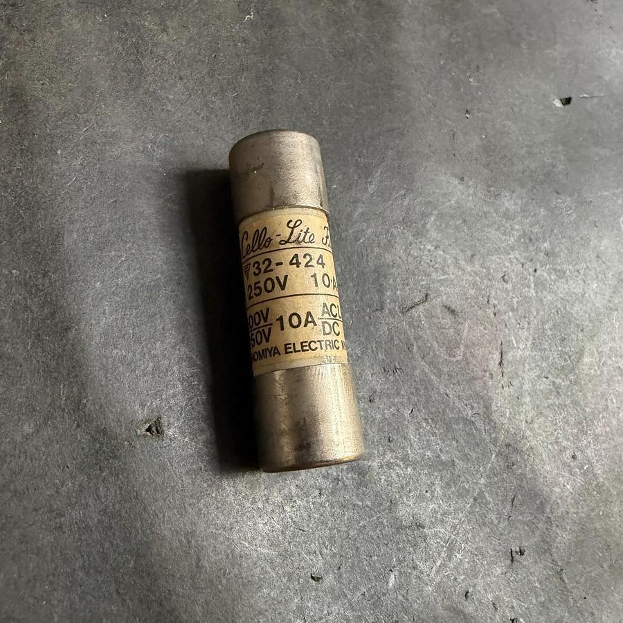 Used CELLO-LITE FUSE 32-424 10A FUSE