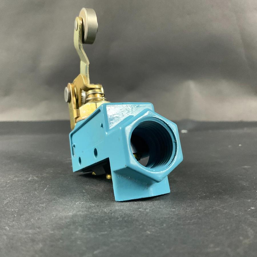Used HONEYWELL B2E6-2RQ2 LIMIT SWITCH ($30 OBO)