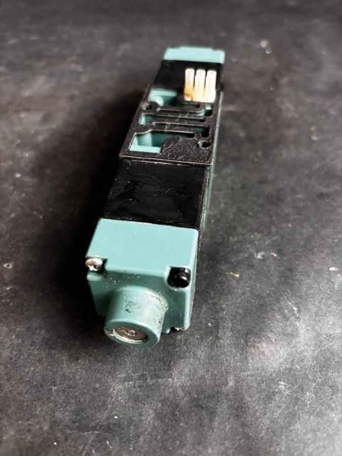 Used NUMATICS 081SS500K000030 SOLENOID VALVE ($21 OBO)
