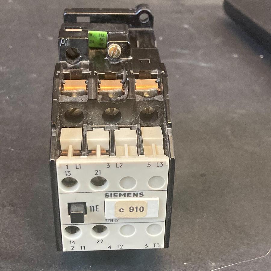 Used SIEMENS 3TB42-12-0A 24V 50/60HZ CONTACTOR ($13 OBO)