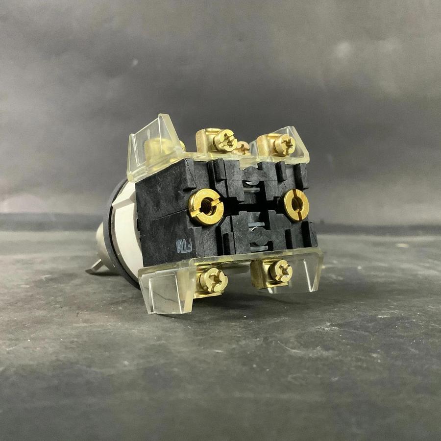 Used ALLEN BRADLEY 800T-H31 KEYED SELECTOR SWITCH ($50 OBO)