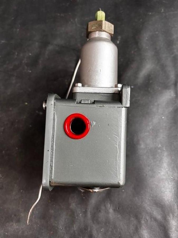 Used UNITED ELECTRIC E105 TEMPERATURE SWITCH