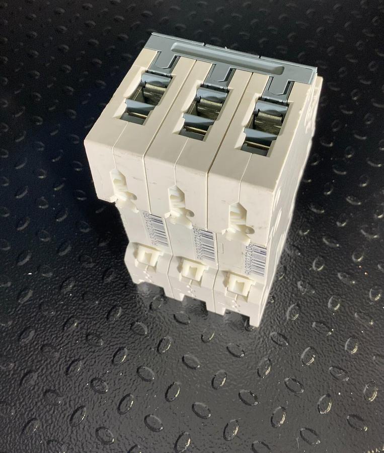 SIEMENS 5SY4313-5 ($105.59/EACH OBO)
