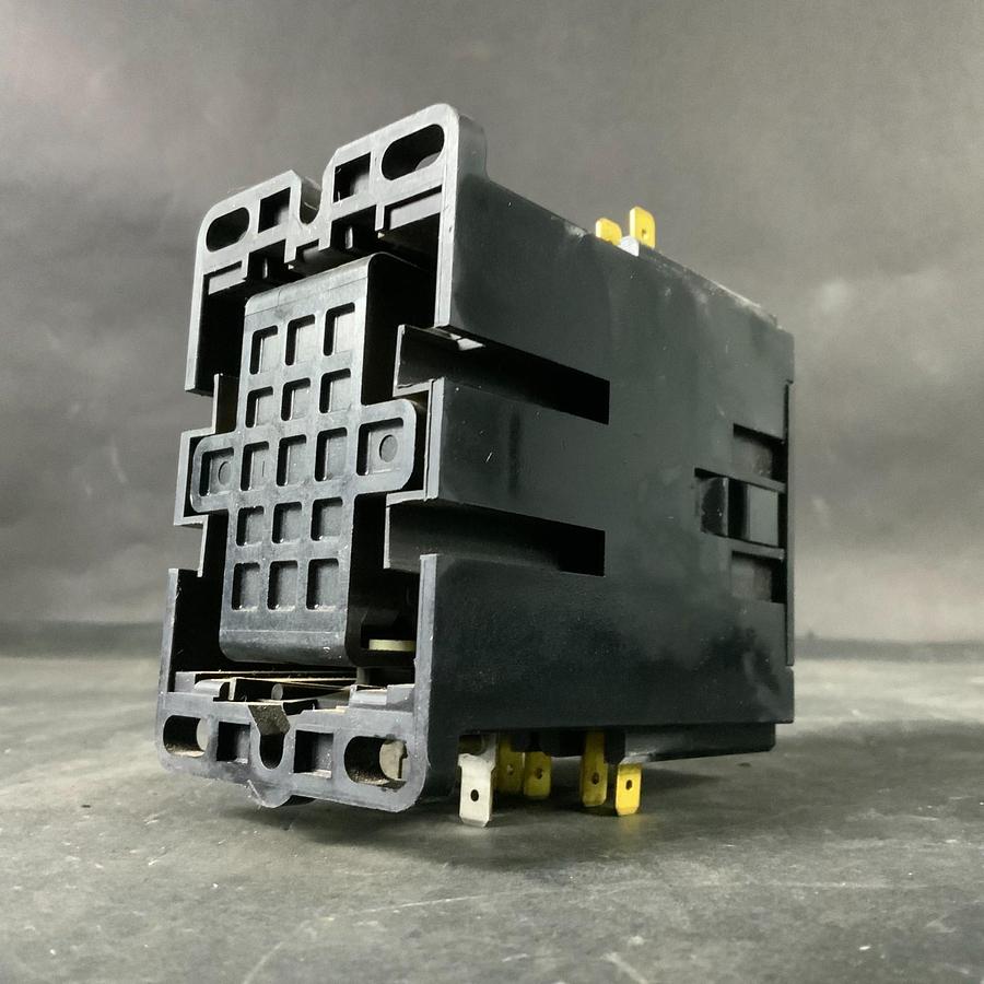 Used SQUARE D DPA63V02 DEFINITE PURPOSE CONTACTOR ($120 OBO)