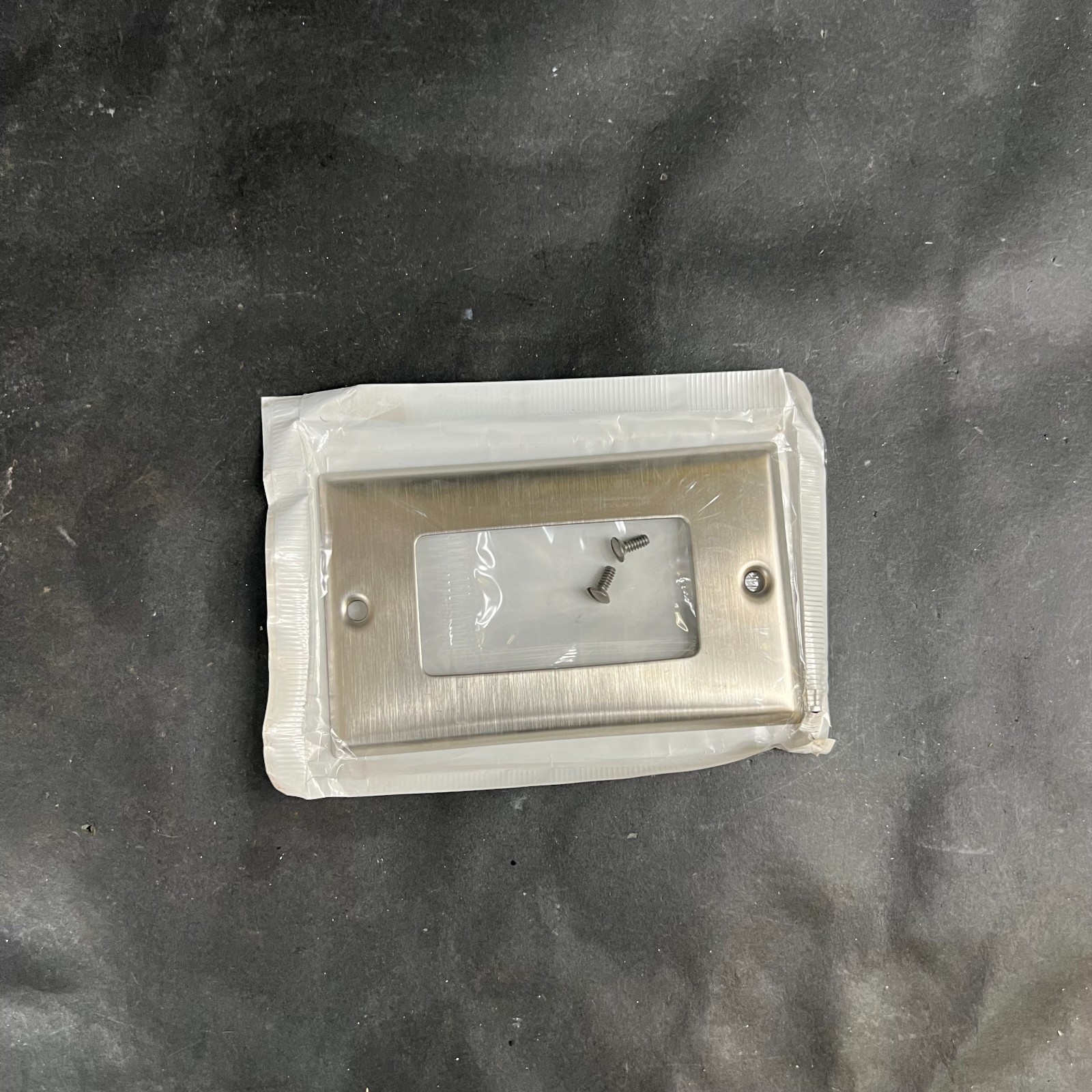 Used LEVITON 84401-40 WALL PLATE ($5 OBO)
