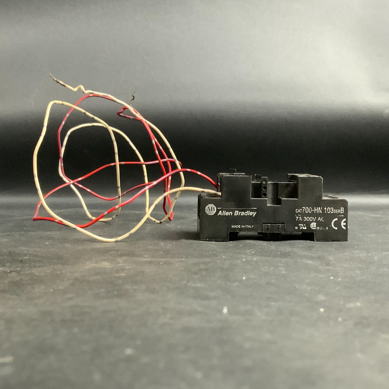 Used ALLEN BRADLEY 700-HN103 SER.B RELAY SOCKET ($7 OBO)