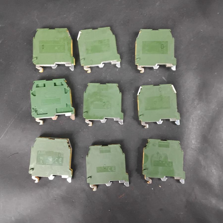Used ENTRELEC M4/6.P TERMINAL BLOCKS - GROUP OF 9 ($24 OBO)