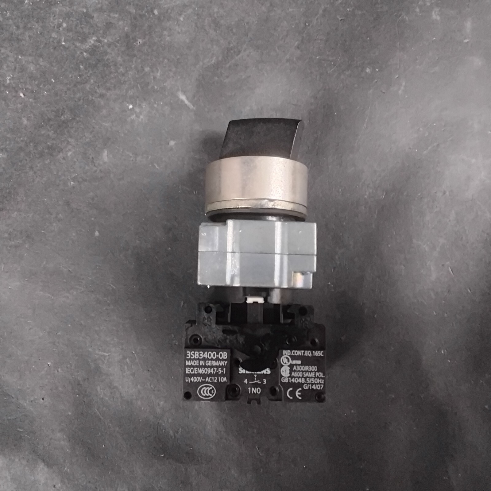 Used SIEMENS 3SB3400-0B SELECTOR SWITCH ($16 OBO)