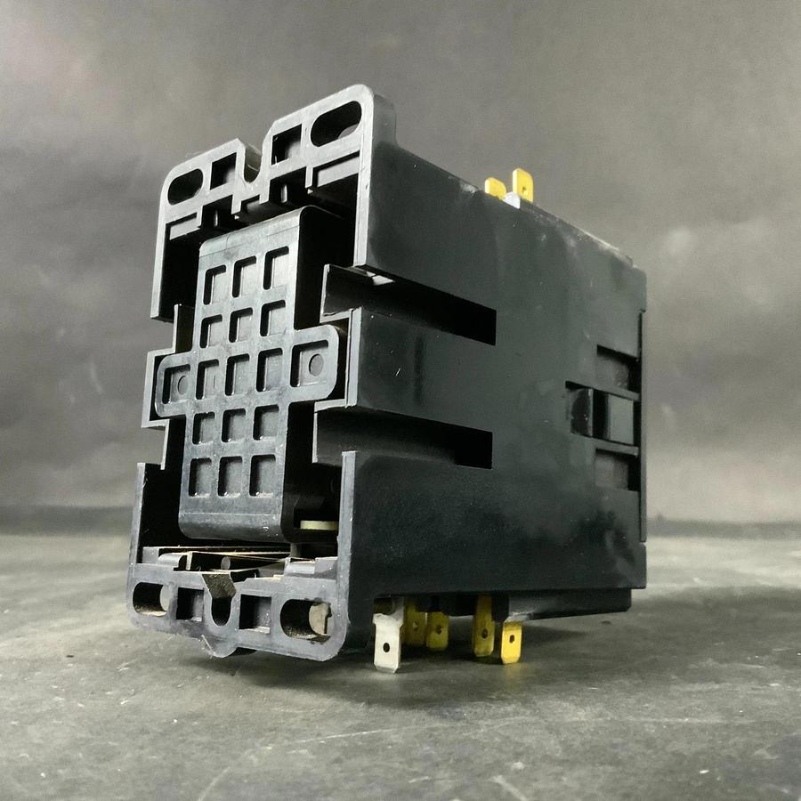 SQUARE D DPA63V02 DEFINITE PURPOSE CONTACTOR ($120 OBO)