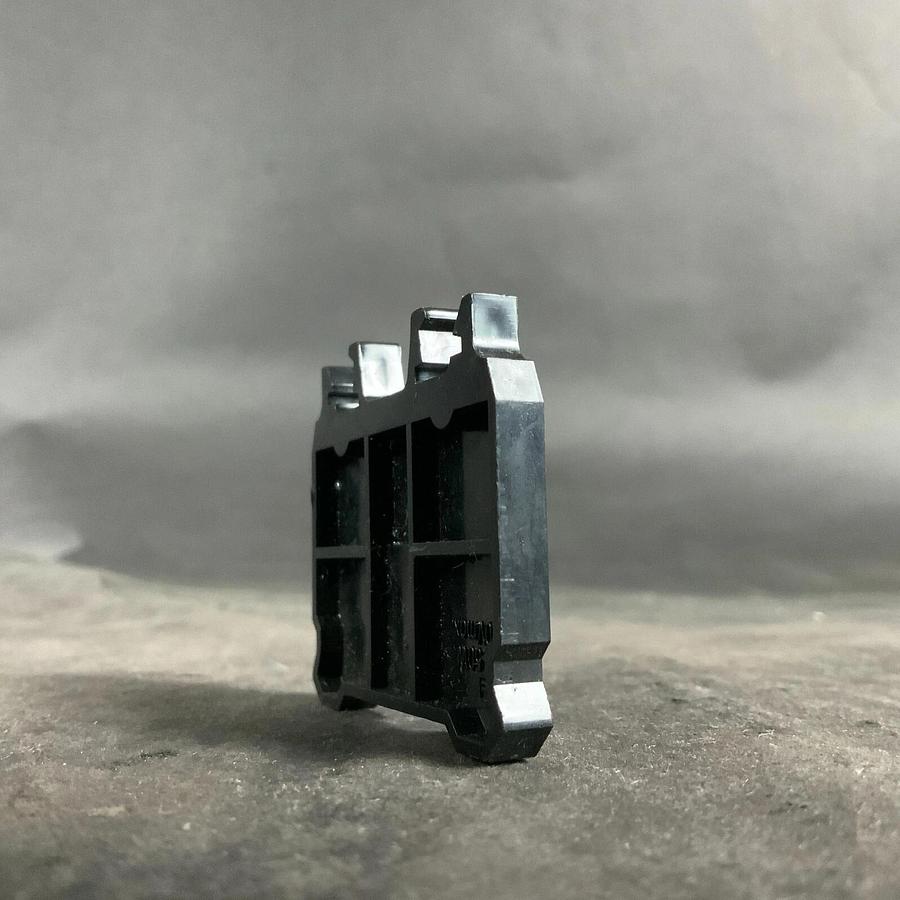 Used IDEC BNE50W END PLATE - SET OF 4 ($5 OBO)