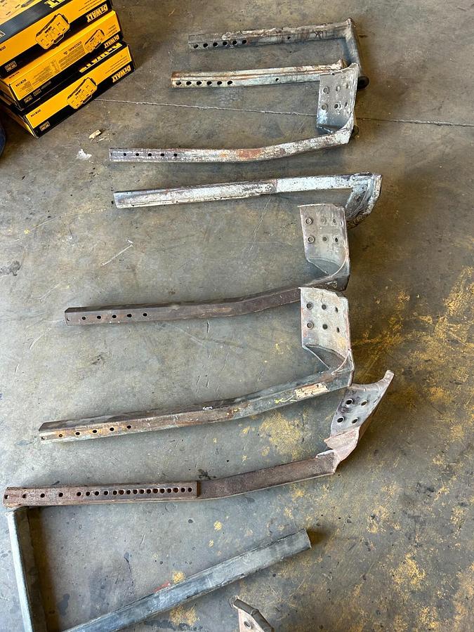 Used 4 VULCAN STYLE FLAT BED SCOOPS ($450)