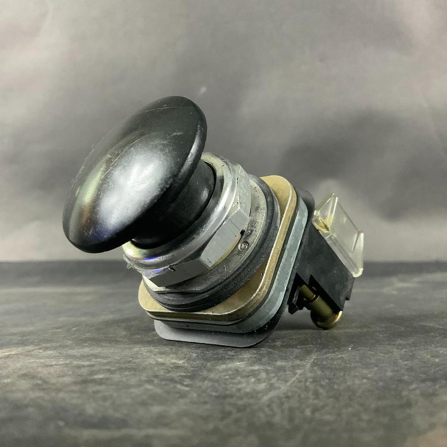 Used ALLEN BRADLEY 800T-D2 SERIES N BLACK PUSH BUTTON ($25 OBO)