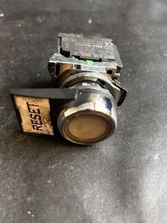 Used ALLEN BRADLEY 800F-X10 SERIES A WHITE PUSHBUTTON SWITCH ($12 OBO)