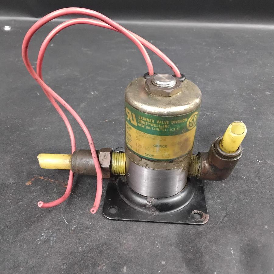 Used HONEYWELL SKINNER VALVE V52DA2052 SOLENOID VALVE ($50 OBO)