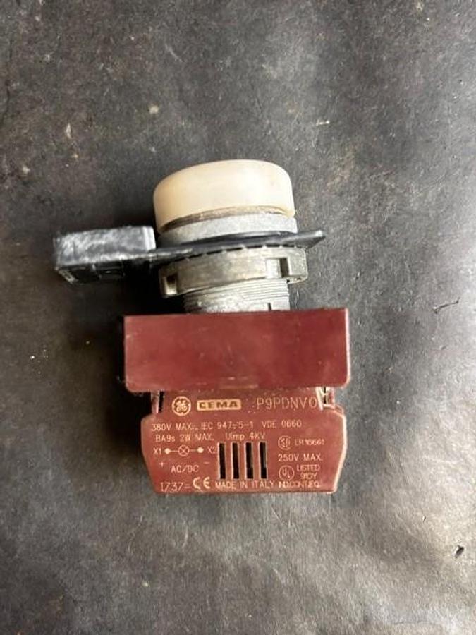 Used GENERAL ELECTRIC P9PDNV0 WHITE PUSHBUTTON ($12 OBO)