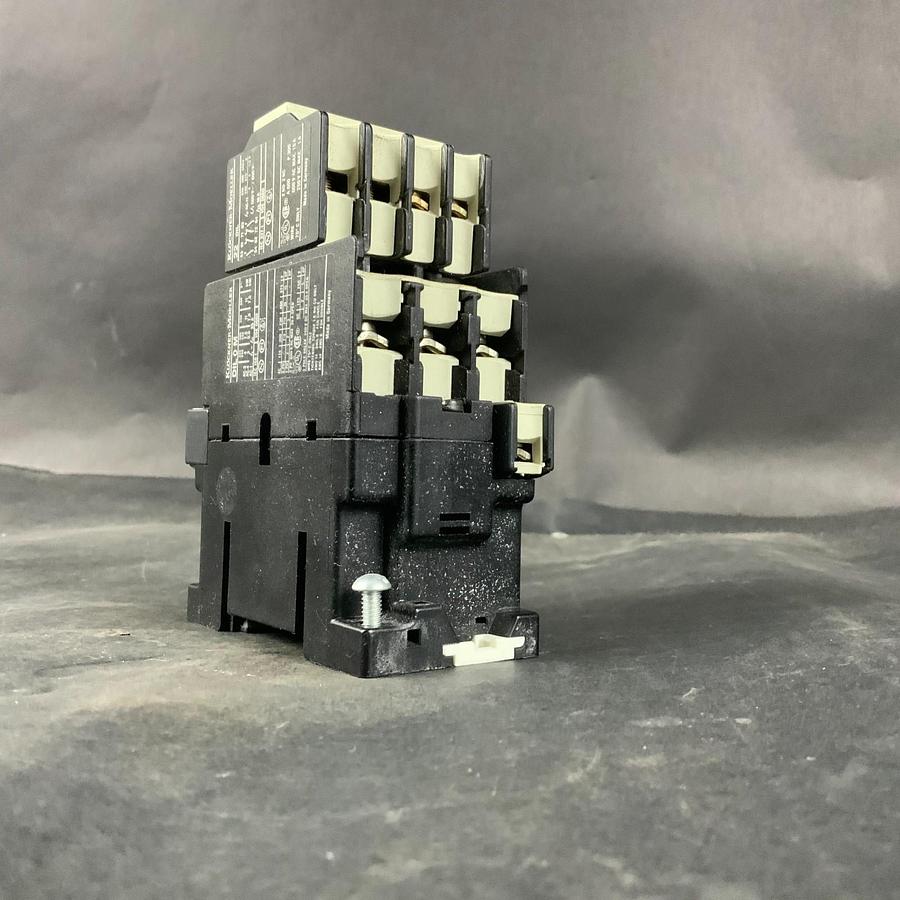 Used KLOCKNER MOELLER DIL0M CONTACTOR W/ 22DIL AUX ($30 OBO)