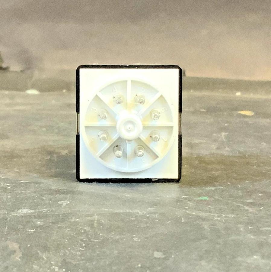 Used ALLEN BRADLEY 700-HA32Z24-SERIES D ($14 OBO)