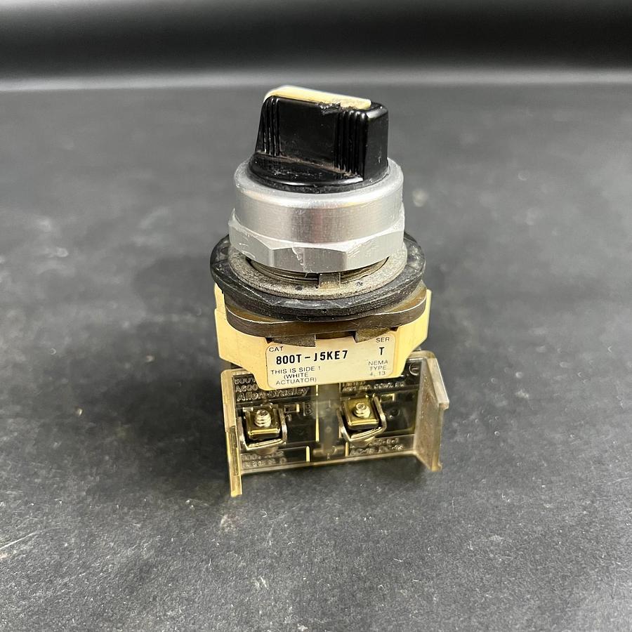 Used ALLEN BRADLEY 800T-J5KE7 SER T SELECTOR SWITCH ($30 OBO)