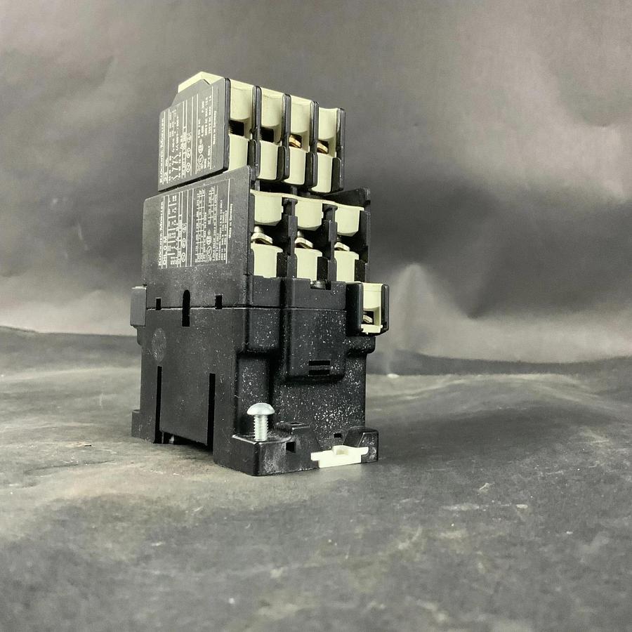 Used KLOCKNER MOELLER DIL0M CONTACTOR W/ 22DIL AUX ($30 OBO)