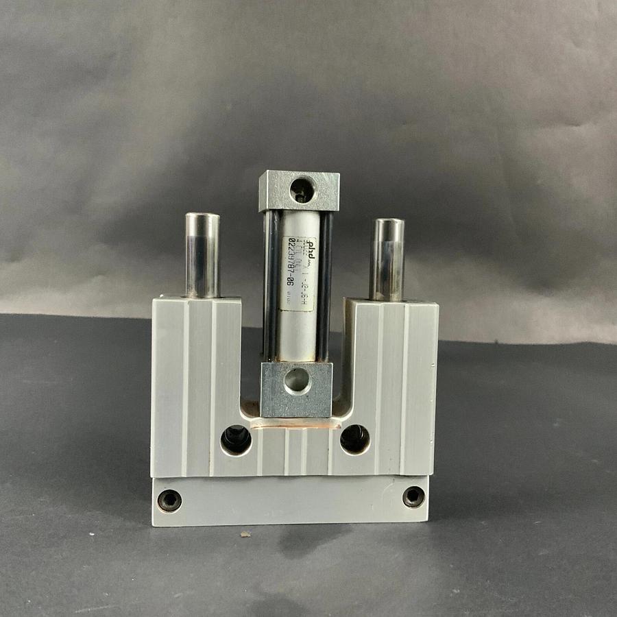 Used PHD GRC141-2-0001 PNEUMATIC GRIPPER ($275 OBO)