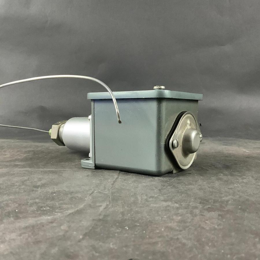 Used UNITED ELECTRIC E105-8BS-90858 TEMPERATURE SWITCH ($45 OBO)