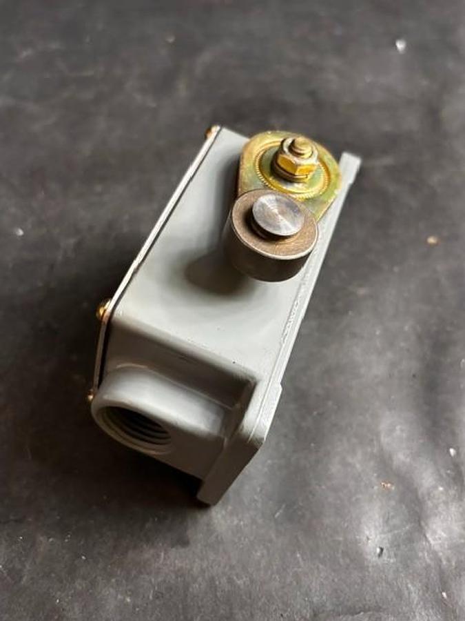 Used ALLEN BRADLEY 801-ASA11 LIMIT SWITCH