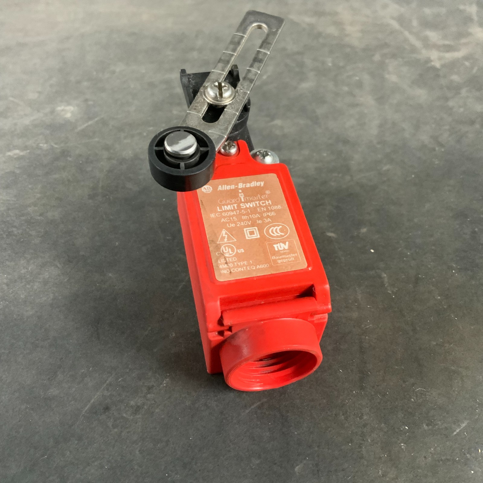 Used ALLEN BRADLEY EN-1088 LIMIT SWITCH W/ ROLLER ($40 OBO)