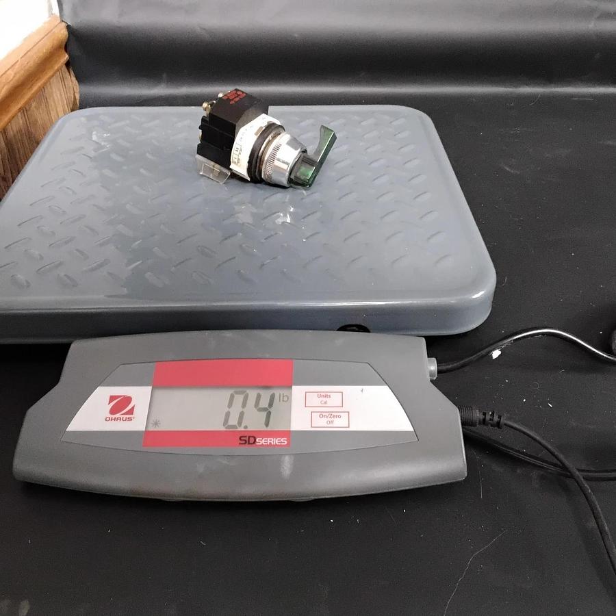 Used ALLEN BRADLEY 800T-16JX17KB7 SER T GREEN SELECTOR SWITCH ($25 OBO)