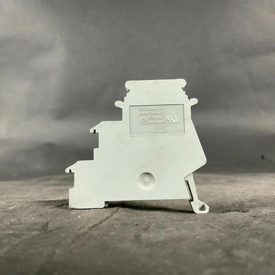 Used PHOENIX CONTACT TYPE DIK 1,5 TERMINAL BLOCK ($6 OBO)