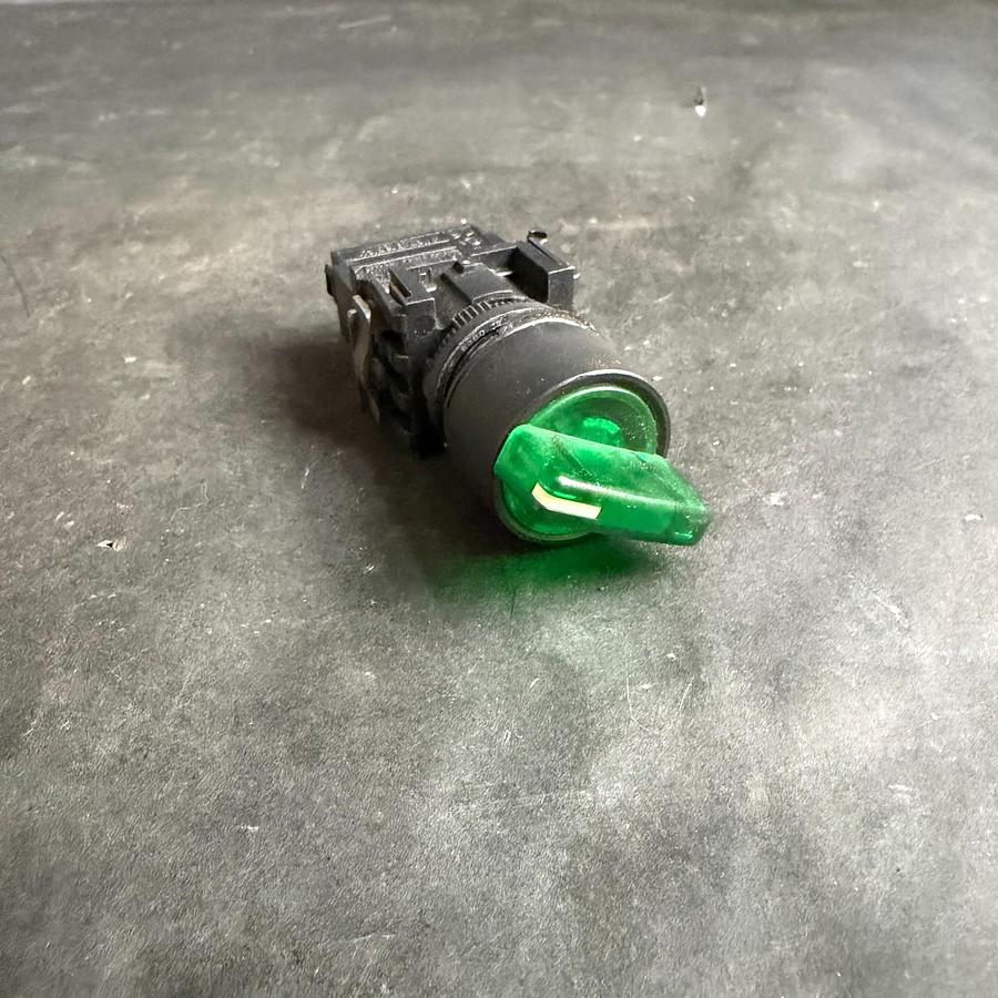 Used ALLEN BRADLEY 800E-4D0 GREEN SELECTOR SWITCH ($18 OBO)