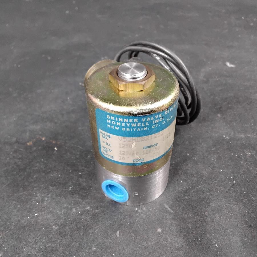 Used HONEYWELL V52HDB2152 SKINNER VALVE ($16 OBO)