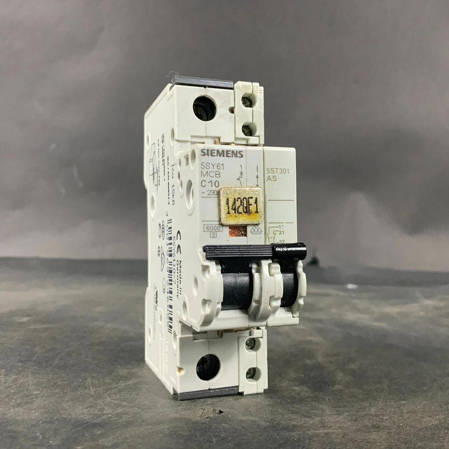 Used SIEMENS 5SY61MCB C10 CIRCUIT BREAKER W/ AS AUX SWITCH ($12 OBO)