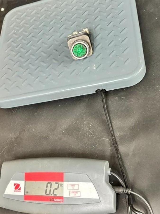 Used ALLEN BRADLEY 800T-A1A GREEN PUSHBUTTON