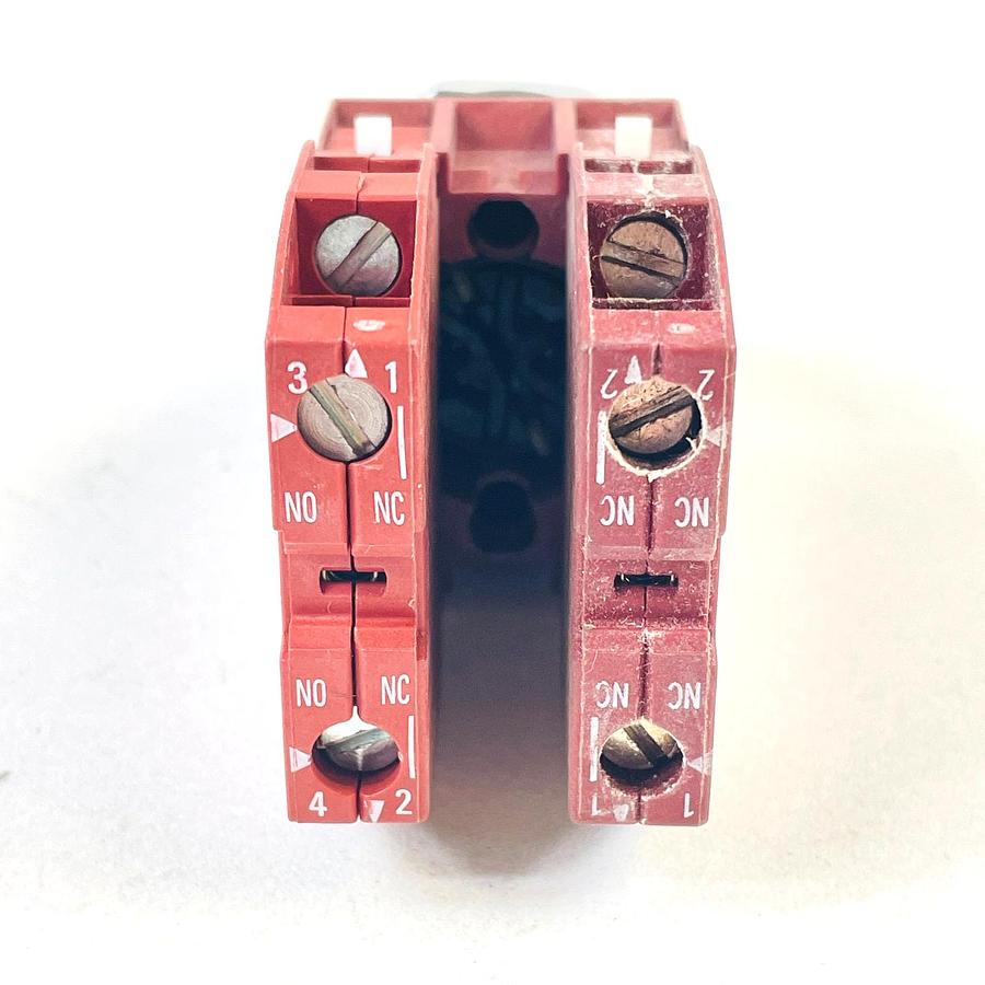 Used SIEMENS 3SB03-3MKB 3-POS SELECTOR SWITCH 22MM 3NC 1NO 3SB1400-0A 3SB1400-0H 10A