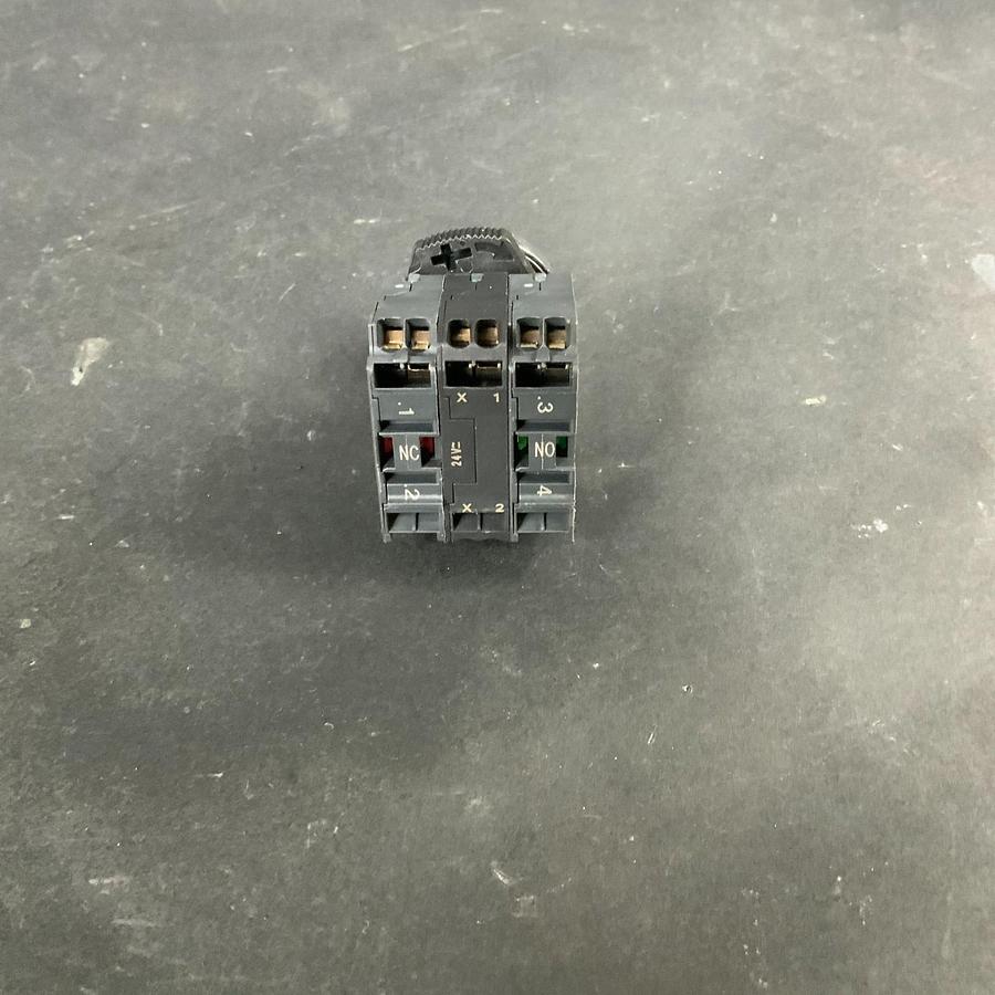 Used ALLEN BRADLEY 800F-Q10 SER.A WHITE PUSHBUTTON ($20 OBO)