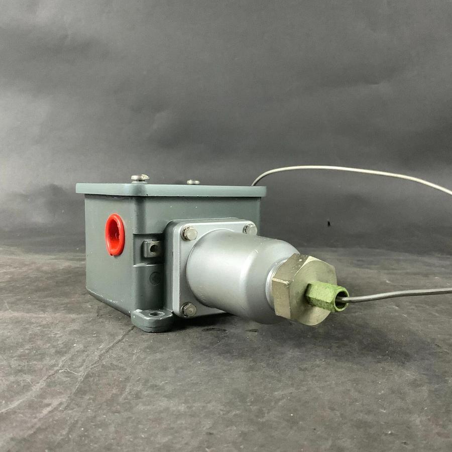 Used UNITED ELECTRIC E105-8BS-90858 TEMPERATURE SWITCH ($45 OBO)