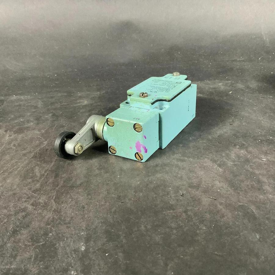 Used TELEMECANIQUE XCK-J LIMIT SWITCH + ZCK E05 HEAD ($20 OBO)