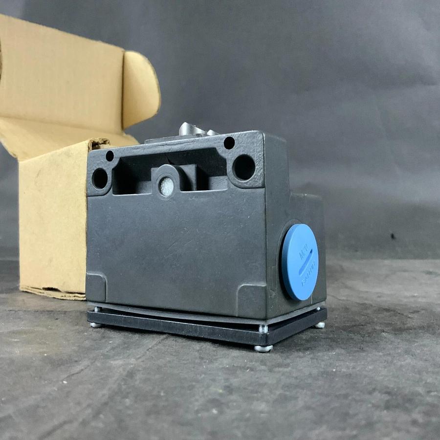 BALLUFF BNS-813-B02-D16-61-B-10-1 LIMIT SWITCH ($240 OBO)