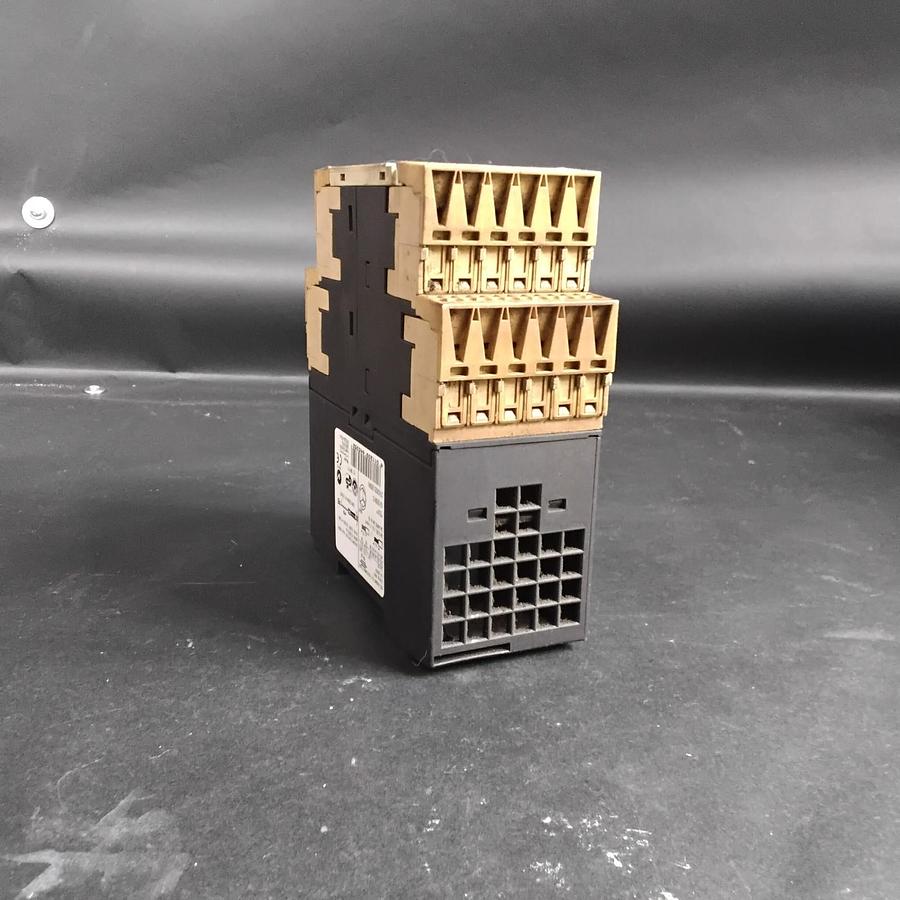 Used SIEMENS SIRIUS 3TK2825-2BB40 SAFETY RELAY ($50 OBO)