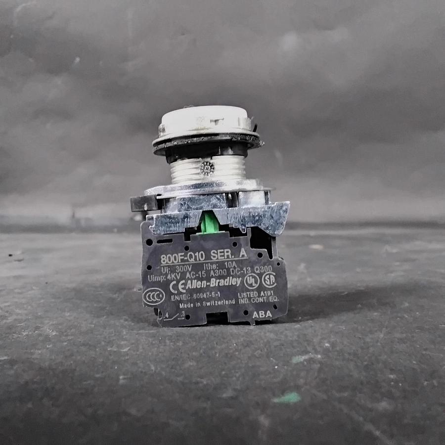 Used ALLEN BRADLEY 800F-Q10 SER A WHITE PUSHBUTTON ($20 OBO)