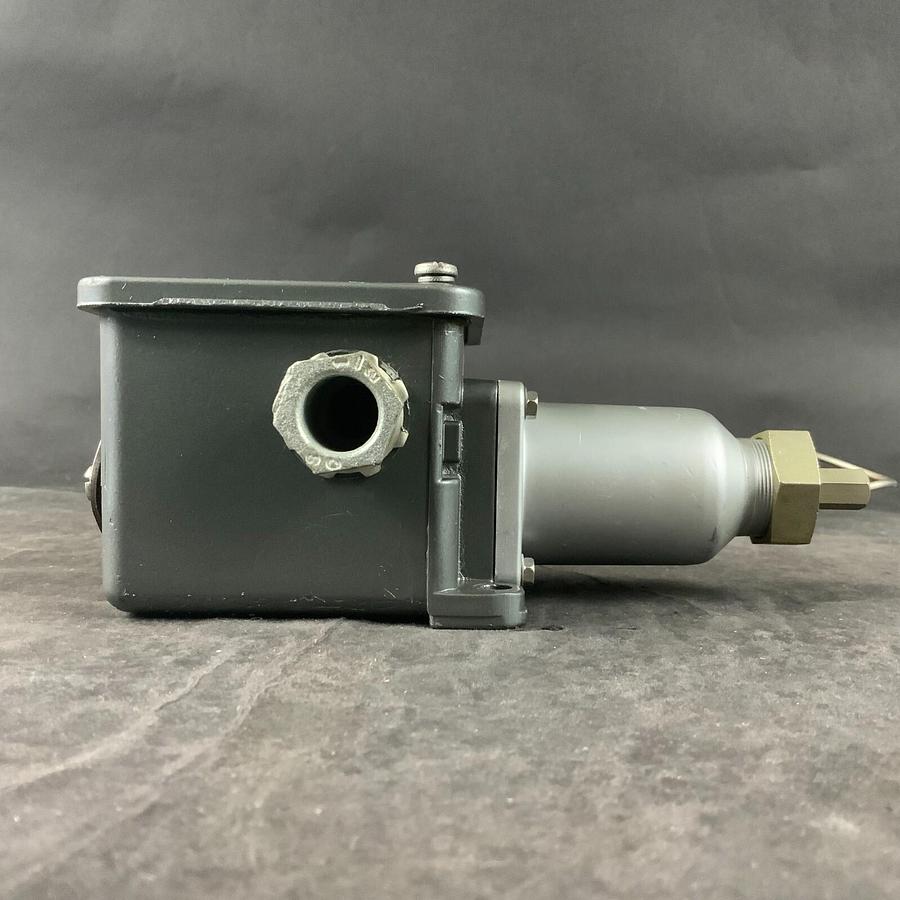 Used UNITED ELECTRIC E105-3BS-9027 TEMPERATURE SWITCH ($50 OBO)
