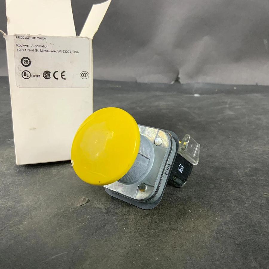 ALLEN BRADLEY 800T-D9D2 MOMENTARY PUSHBUTTON ($65 OBO)