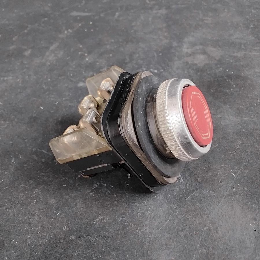Used ALLEN BRADLEY 800T-XA SERIES B PUSHBUTTON SWITCH ($15 OBO)