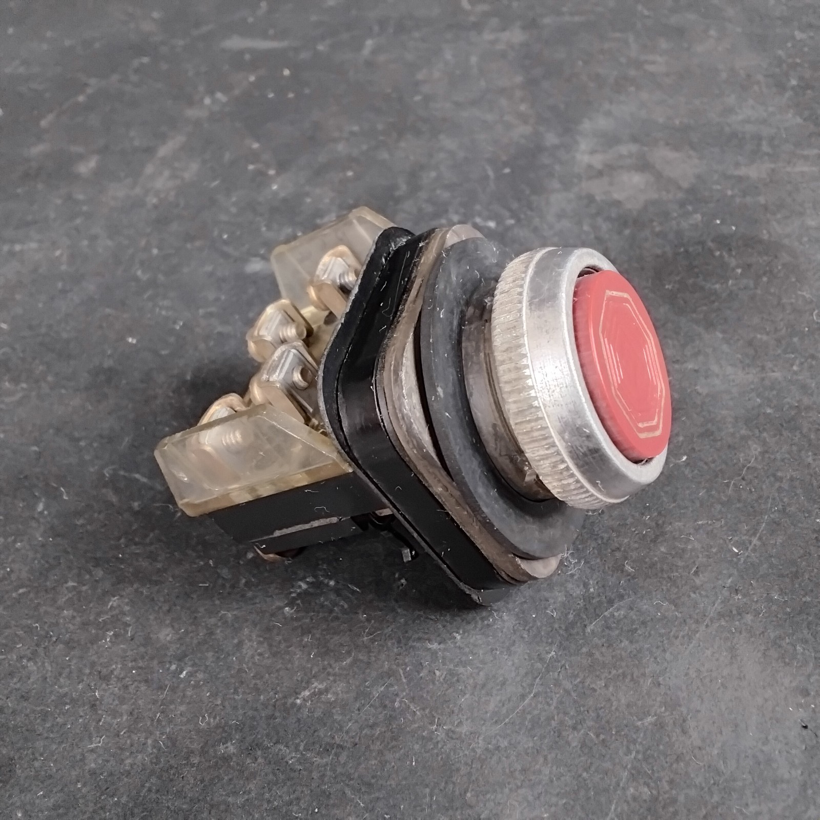 Used ALLEN BRADLEY 800T-XA SERIES B PUSHBUTTON SWITCH ($15 OBO)